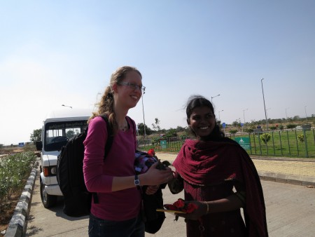 Een van de studentes verwelkomt me op het vliegveld