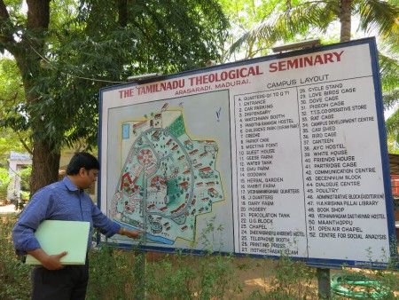 De plattegrond van de TTS-campus, met onze coordinator mr. Vinod