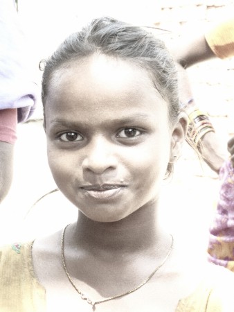 Een meisje dat kwam kijken naar nieuwsgierige buitenlanders